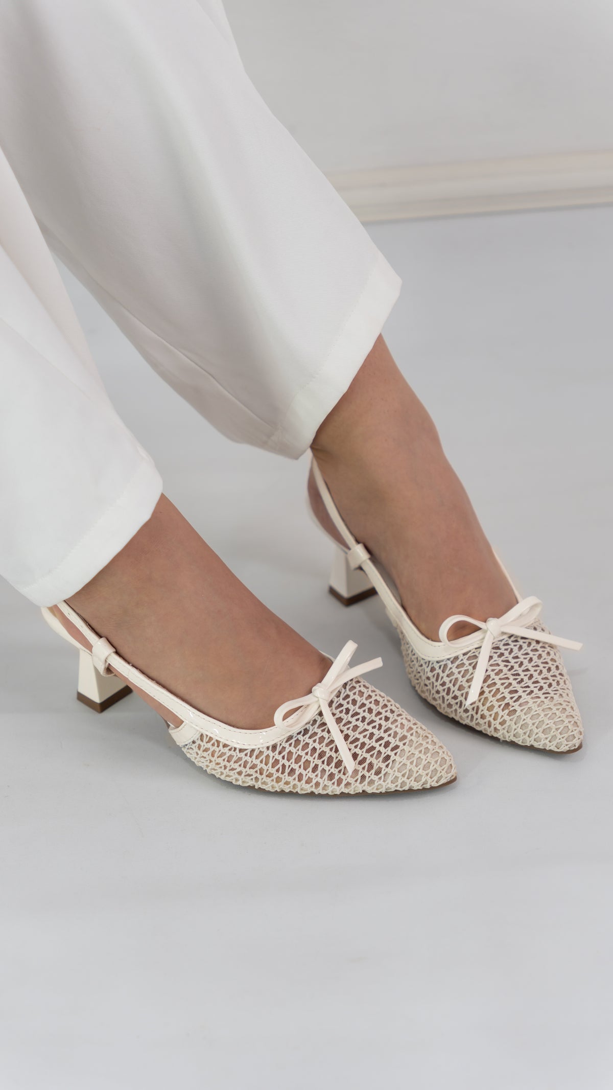 Zapato destalonado Slingback de malla crema con tacón escultural 5.5cm kitten heel
