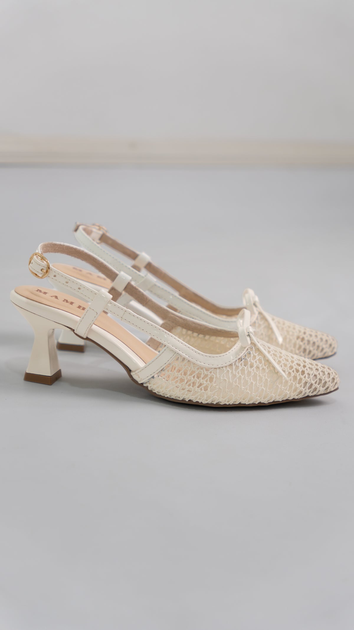 Zapato destalonado slingback de malla crema con tacón escultural, cómodos y transpirables