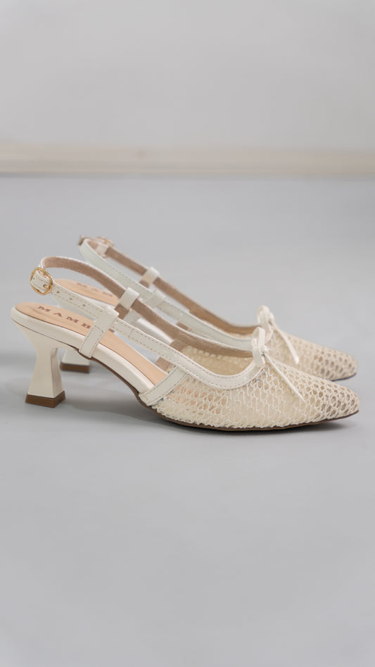 Zapato destalonado slingback de malla crema con tacón escultural, cómodos y transpirables